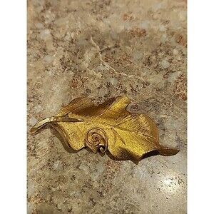 VINTAGE SIGNED BSK GOLD TONE LEAF BROOCH PIN